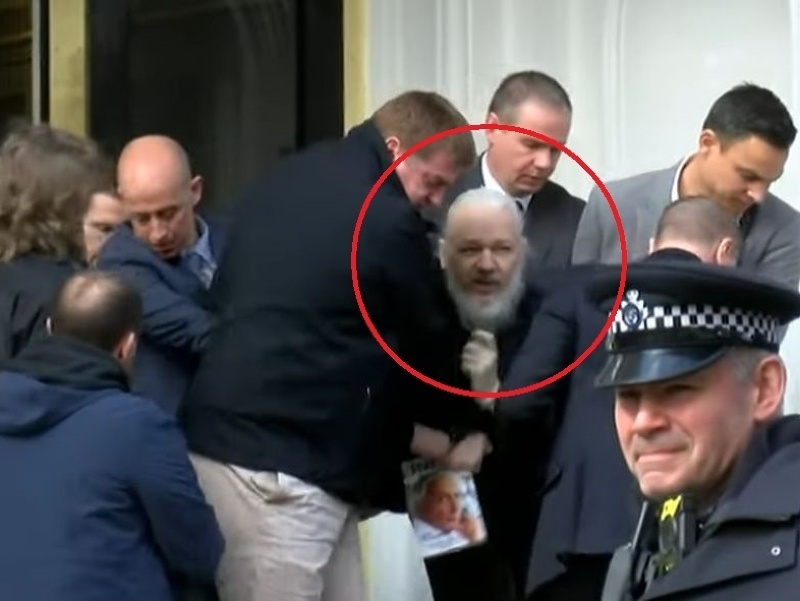 Britská polícia zatkla na ekvádorskom veľvyslanectve v Londýne zakladateľa organizácie WikiLeaks Juliana Assangea.