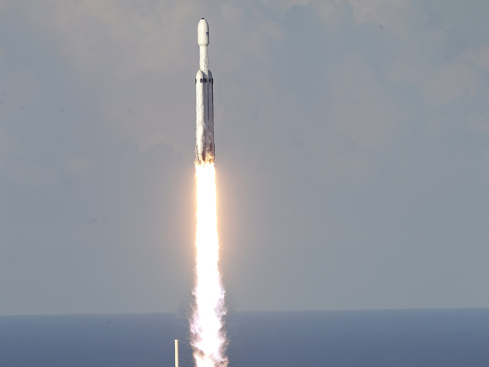 Súkromná spoločnosť SpaceX Elona Muska úspešne vypustila najnovšiu raketu Falcon Heavy.