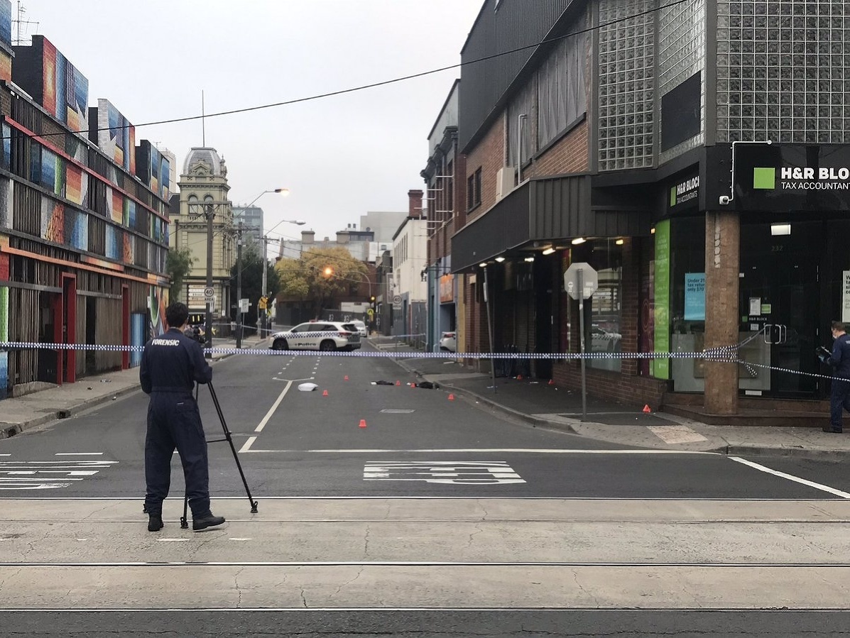 Jeden človek zomrel a ďalšie tri osoby utrpeli zranenia pri streľbe pred nočným klubom v Melbourne.