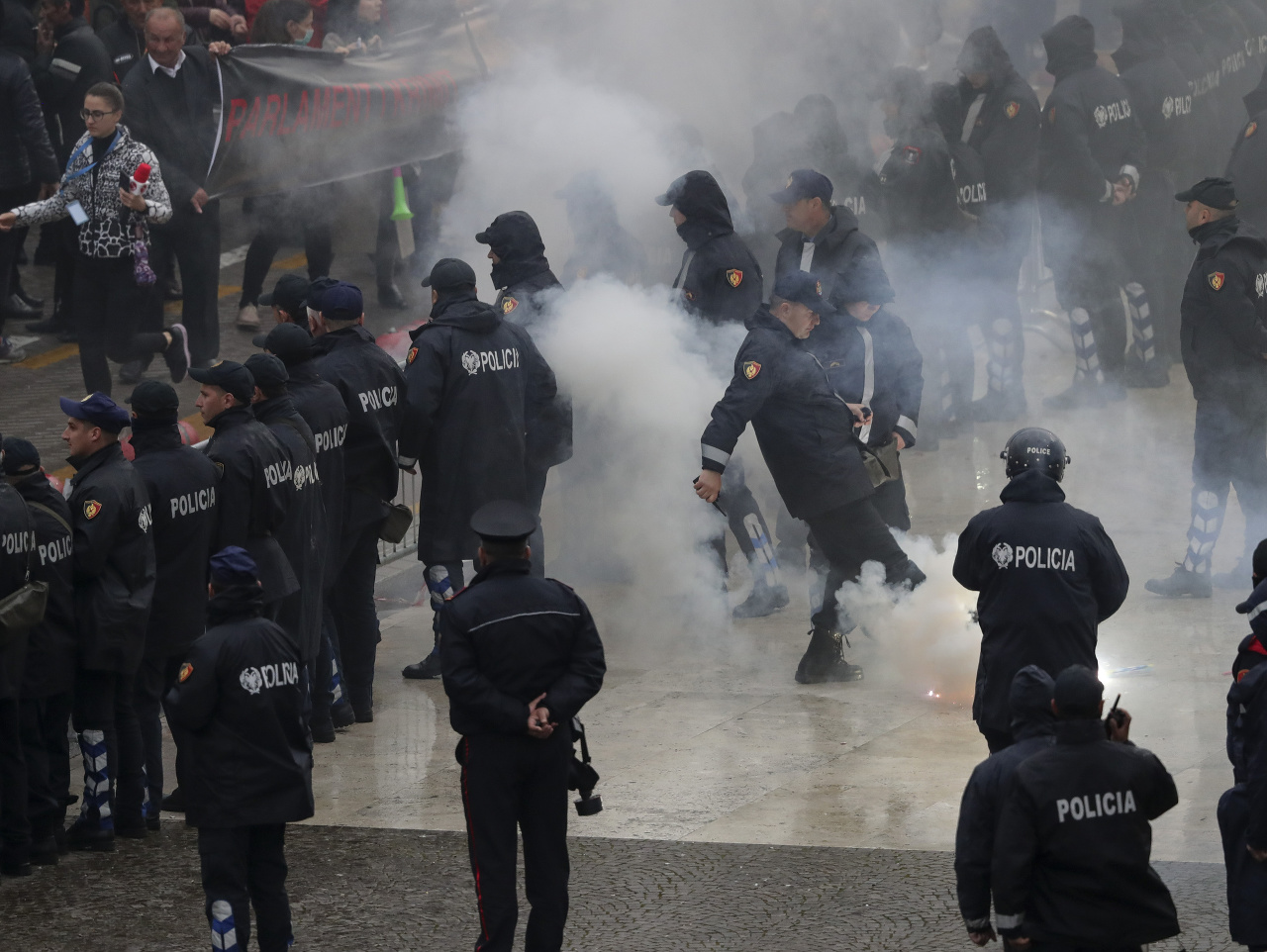 Viacero príslušníkov polície utrpelo zranenia počas opozičných protestov, ktoré sa konali v albánskej metropole Tirana.