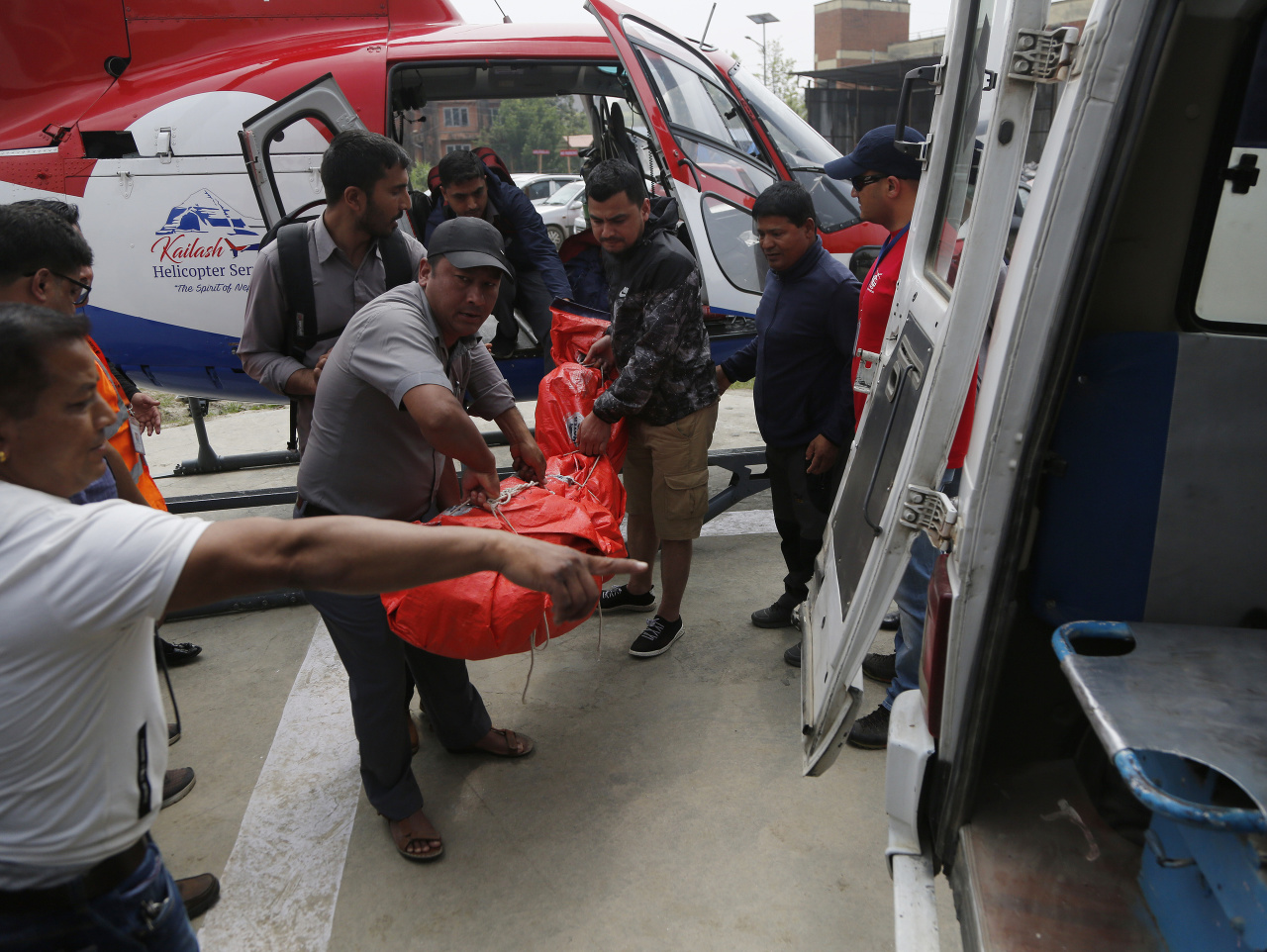 V Nepále pod Mount Everestom malé lietadlo počas štartu vrazilo do vrtuľníka.