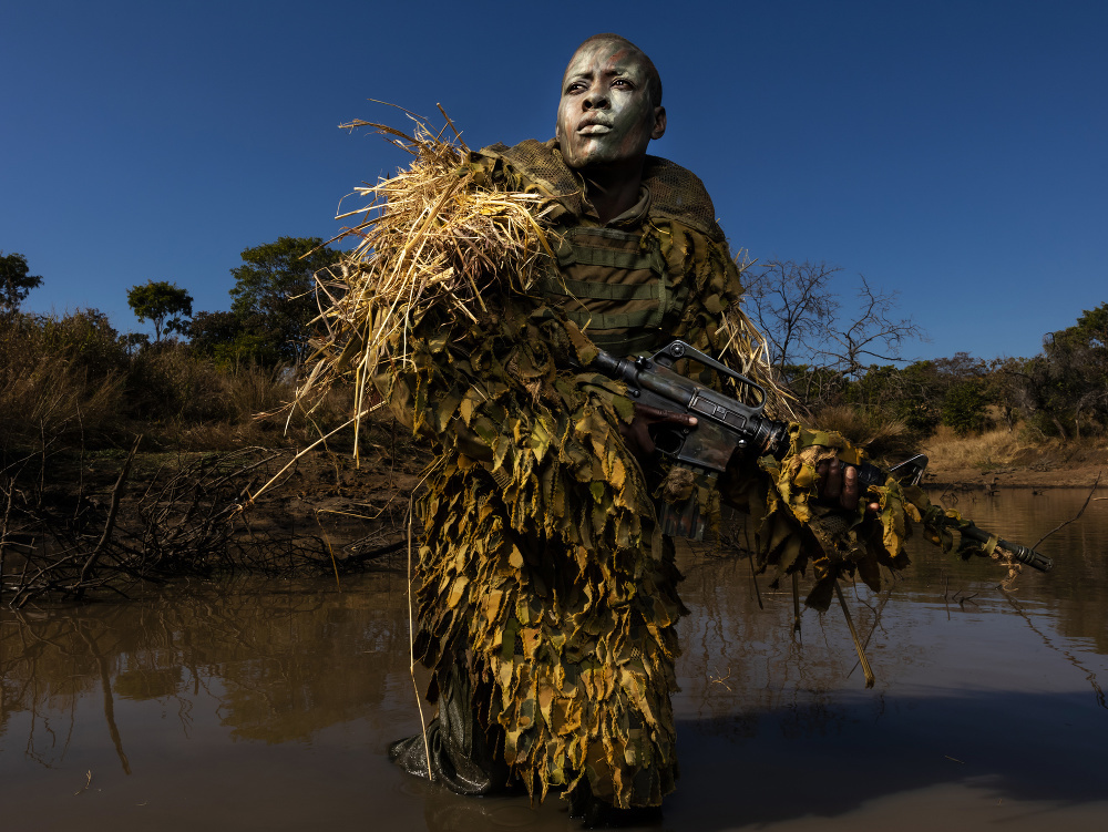 Snímka s názvom Akashinga - the Brave Ones od Brenta Stirtona z Getty Images získala prvé miesto v kategórii Životné prostredie (single) v prestížnej súťaži World Press Photo.