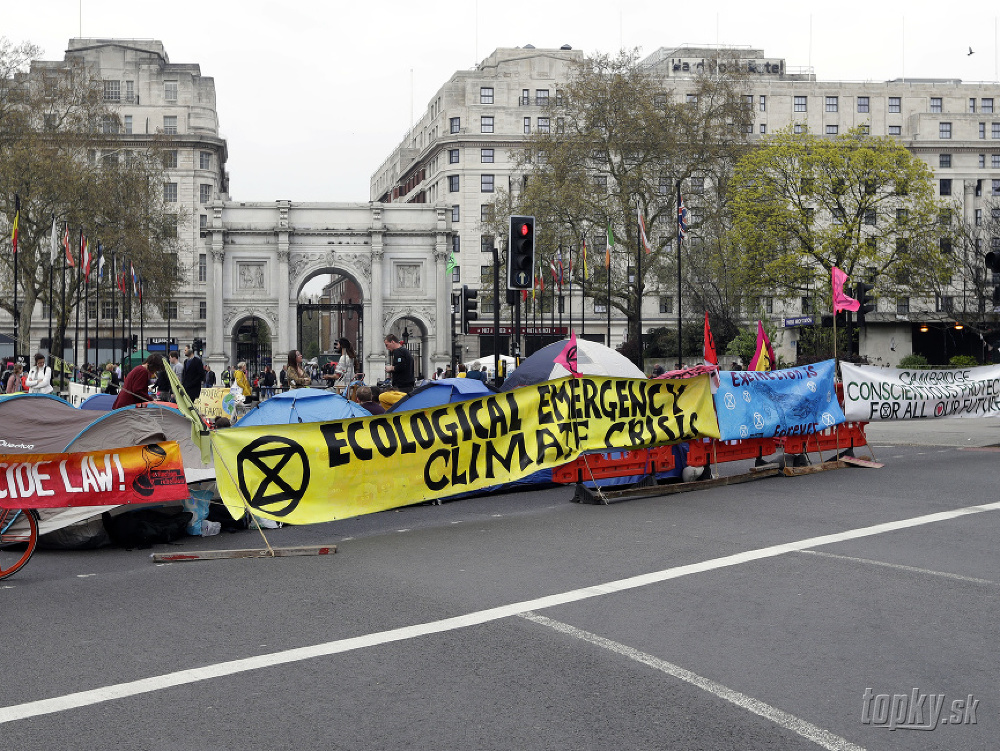 Organizátori klimatických protestov v Londýne oznámili, že dočasne ukončia protestné akcie.