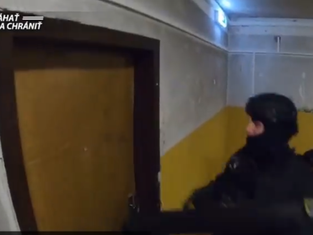 Pred nástupom do výkonu trestu sa muž schovával v Petržalskom byte.