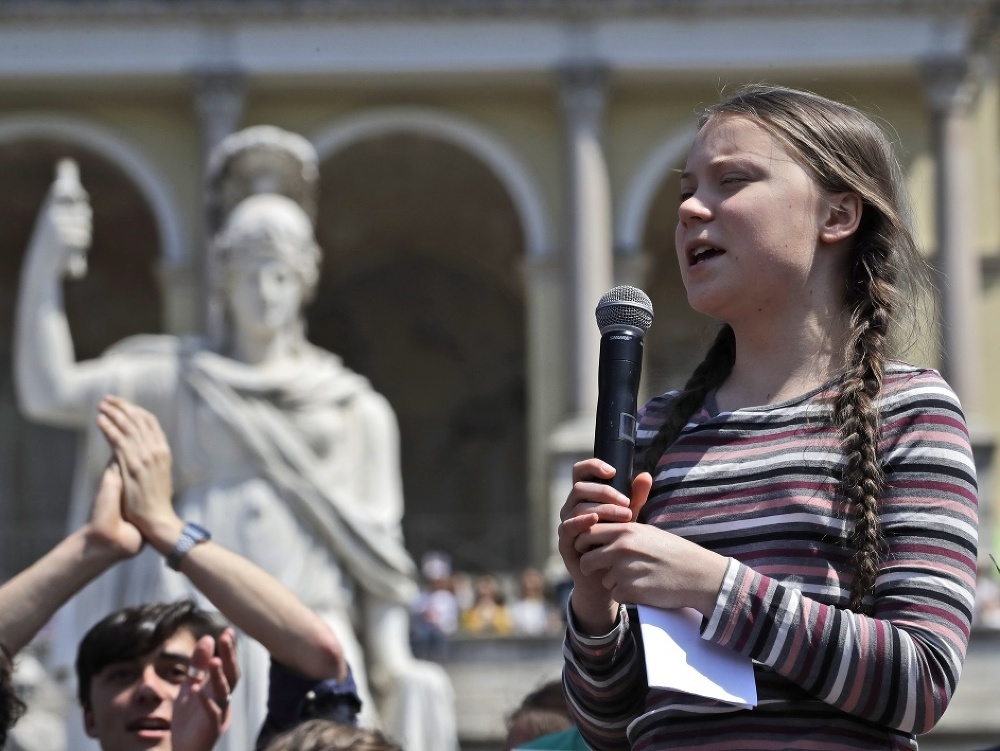 Na klimatický protest, ktorý viedla mladá Švédka, prišli tisíce ľudí