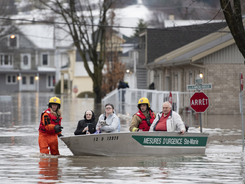 Hasiči evakuujú ľudí počas záplav 20. apríla 2019 v kanadskom Sainte-Maire. Pre povodne, ktoré cez víkend zasiahli východnú Kanadu, muselo byť evakuovaných už viac ako 1500 osôb.