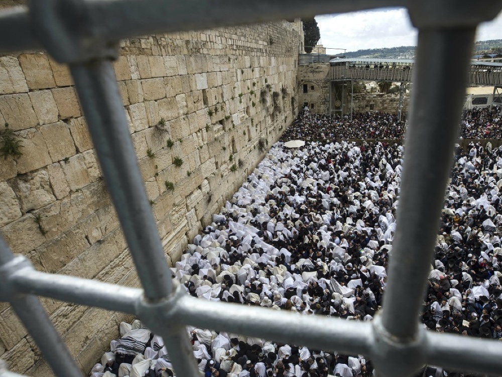Tisíce veriacich židovských mužov sa 22. apríla 2019 zišlo pri Múre nárekov v Jeruzaleme, aby pri príležitosti sviatku pesach prijali tradičné požehnanie od kňazov - kohanim.
