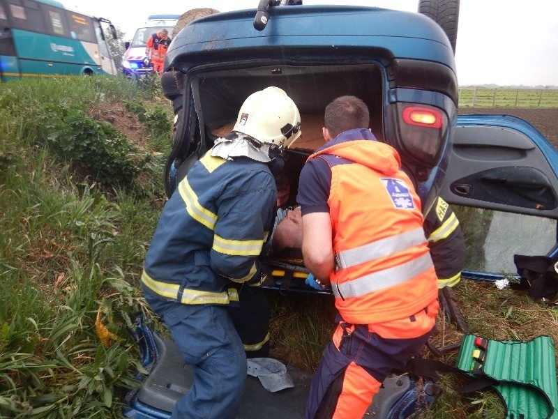 Pri dopravnej nehode v katastri obce Chotín sa zranili tri oosby.