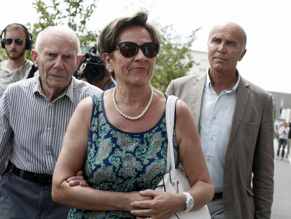 Na archívnej snímke z 23. júla 2015 Viviane Lambertová a Pierre Lambert, rodičia Vincenta Lamberta prichádzajú do nemocnice vo východofrancúzskom meste Reims