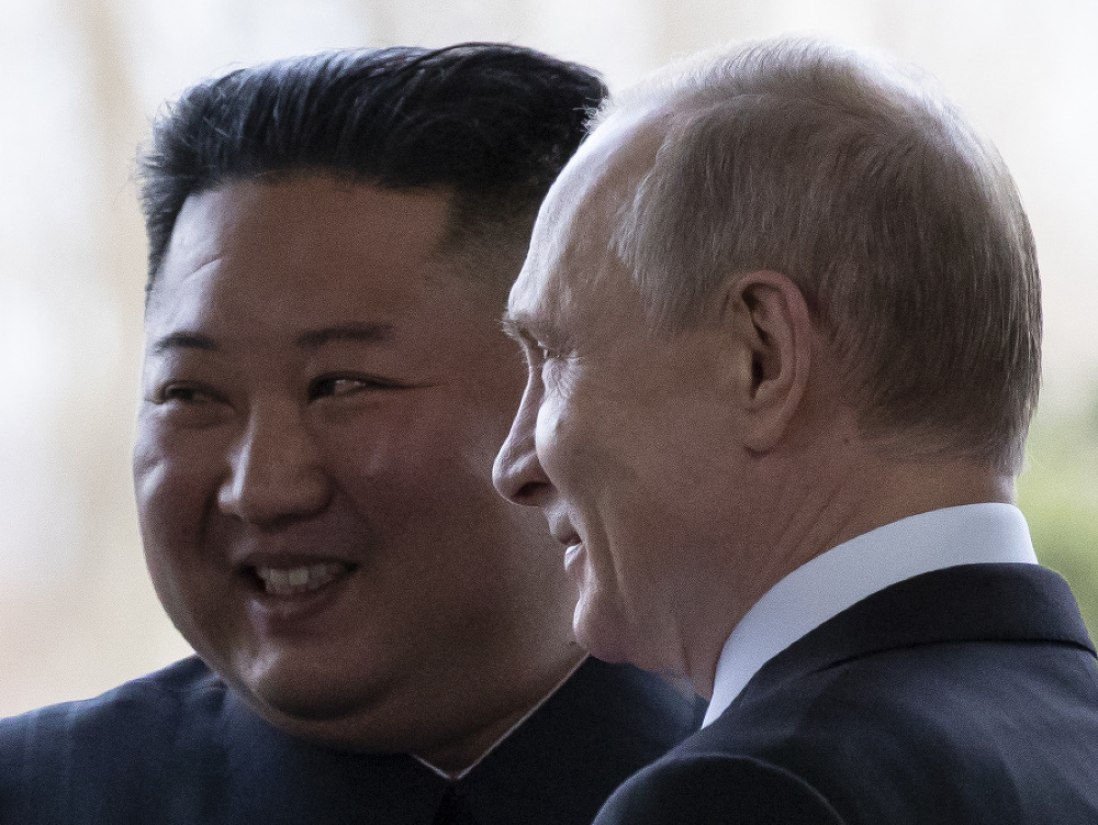Vladimir Putin pricestoval do Vladivostoku na summit so severokórejským vodcom Kim Čong-unom.