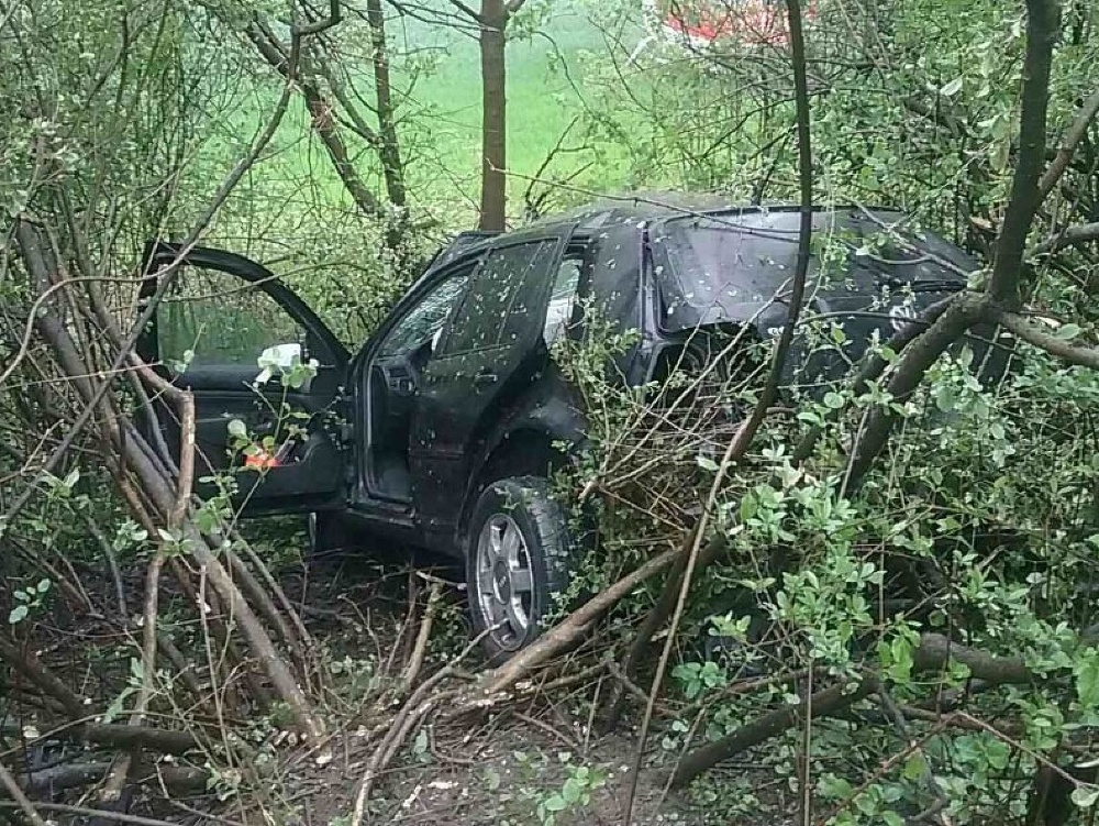 Pri Prečíne vyletelo auto medzi stromy, zranili sa dvaja ľudia