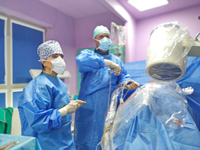 Unikátny viacetážový endoskopický výkon na chrbtici vykonal operačný tím pod vedením MUDr. Róberta Rapčana, PhD., MBA, FIPP.
