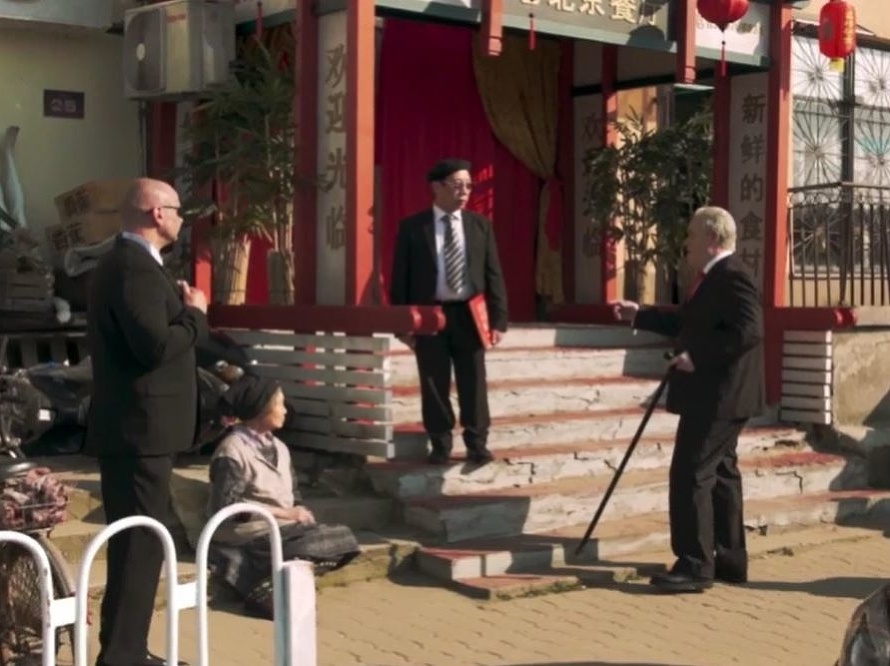 Na falošnom videu pomáha údajný Miloš Zeman staršej žene počas návštevy Pekingu.