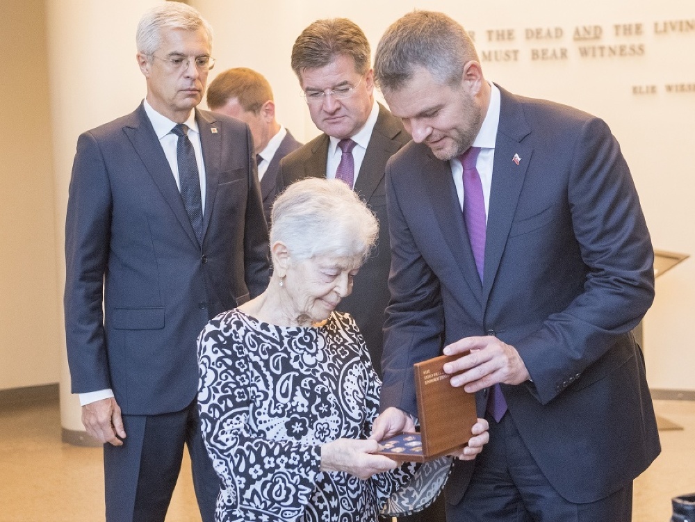 Peter Pellegrini (vpravo) odovzdáva pamätnú mincu preživšej holokaustu so slovenskými koreňmi Ruht Cohen  v Americkom múzeu holokaustu