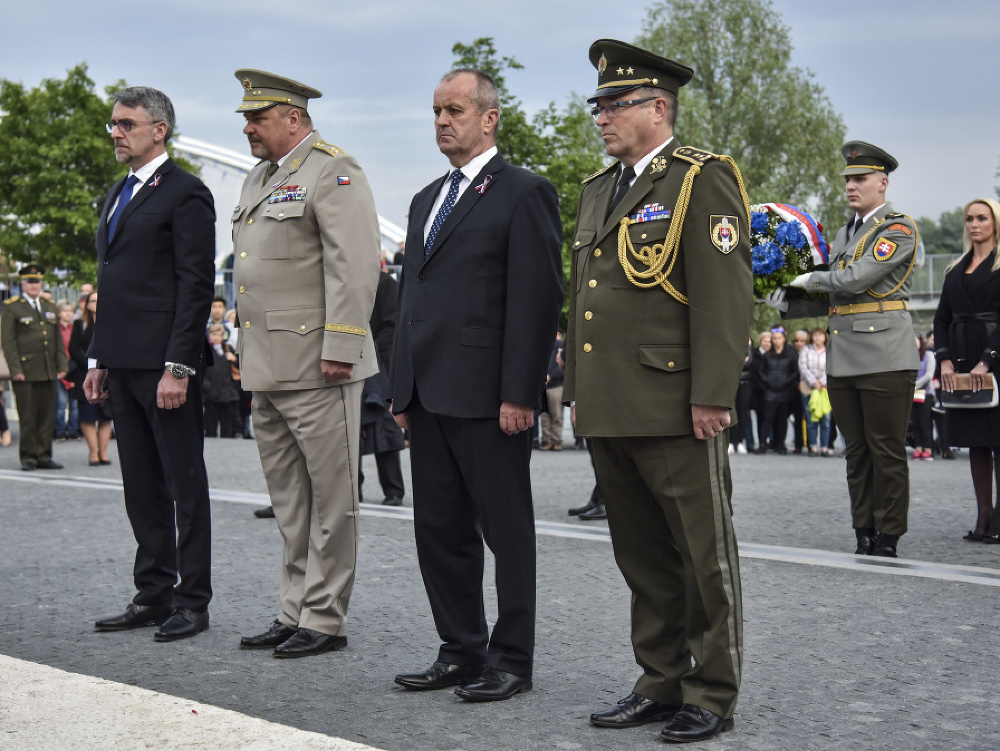 Minister obrany SR Peter Gajdoš (uprostred) a minister obrany Českej republiky Lubomír Metnar (vľavo).