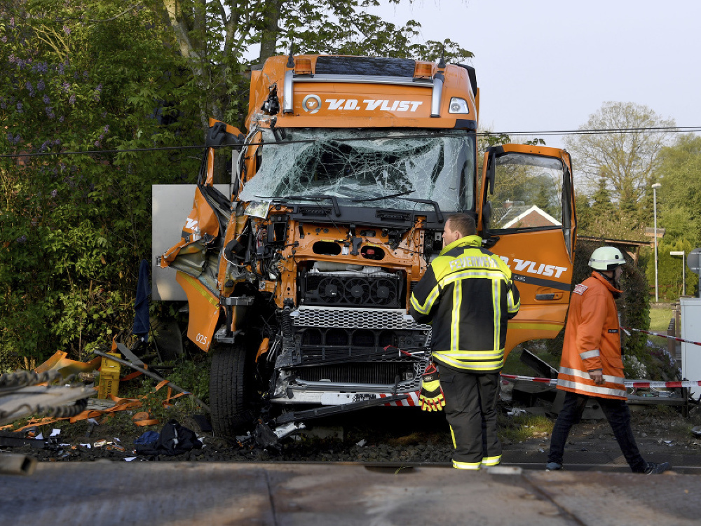 Tragédia v Nemecku sa zrazil vlak a kamión: Dvanásť ľudí utrpelo zranenia 
