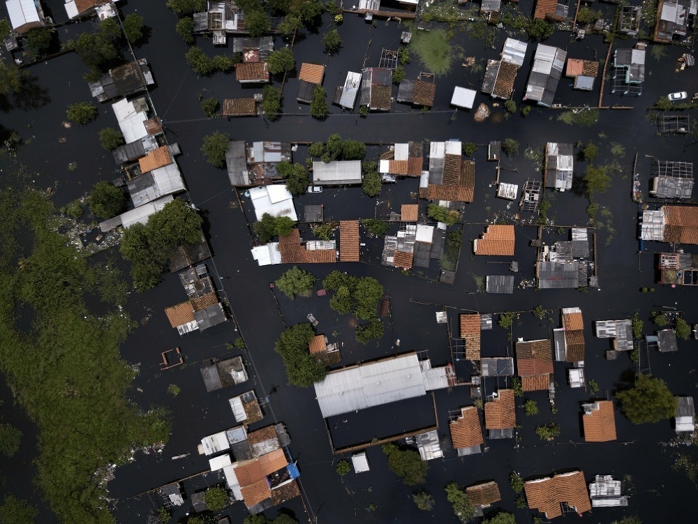 Na snímke zaplavené domy na predmestí paraguajskej metropoly Asunción 