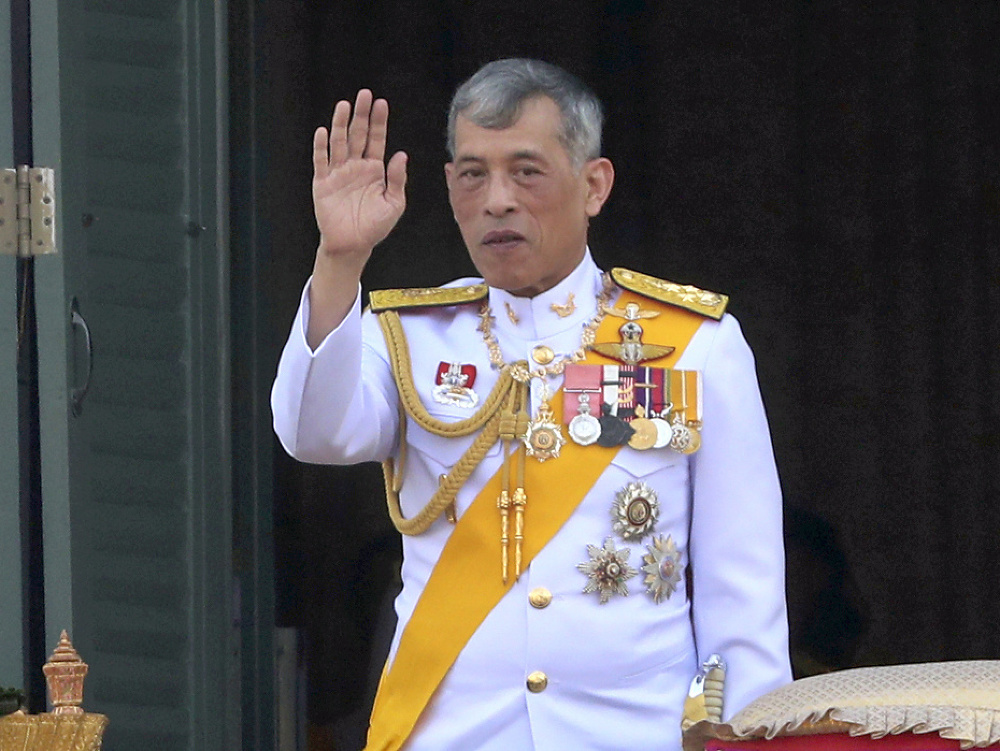 Thajský kráľ Mahá Vatčirálongkón máva ľuďom