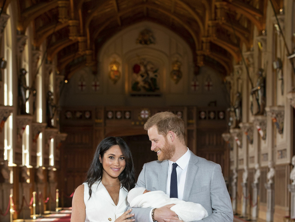 Vojvodkyňa Meghan a jej manžel princ Harry sa tešia z maličkého synčeka