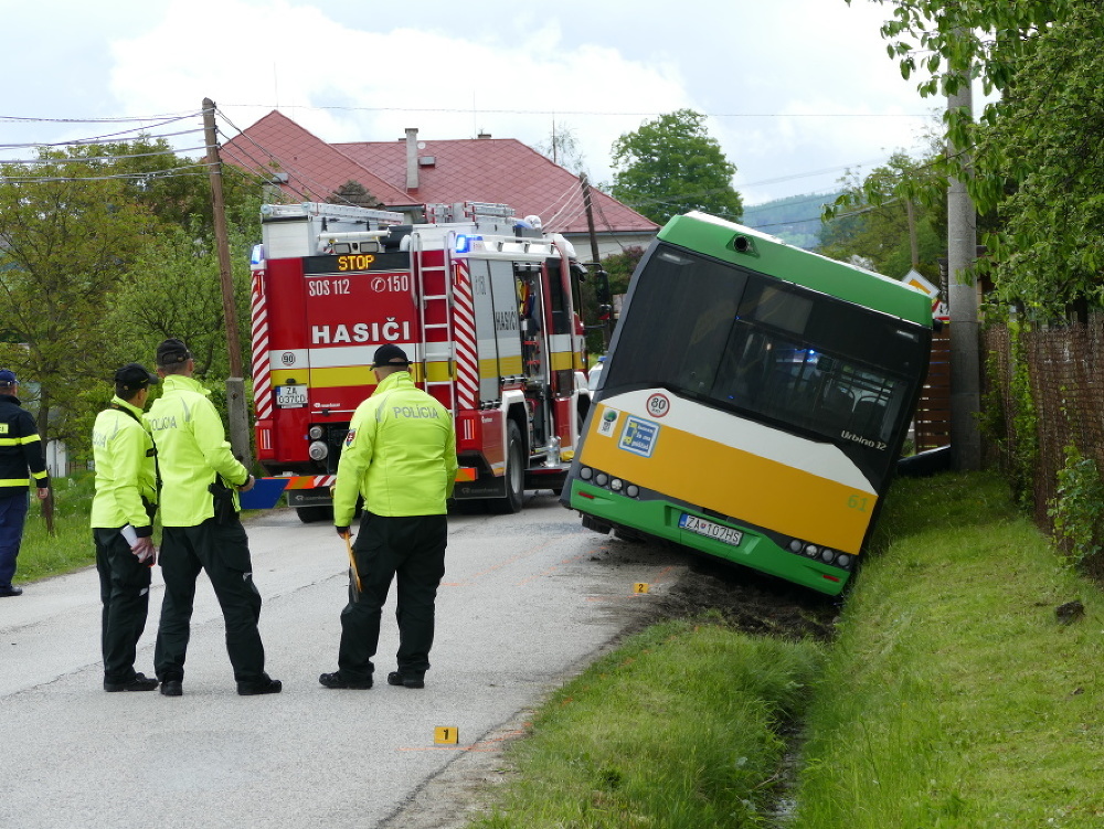 V Žiline havaroval autobus so 40 cestujúcimi
