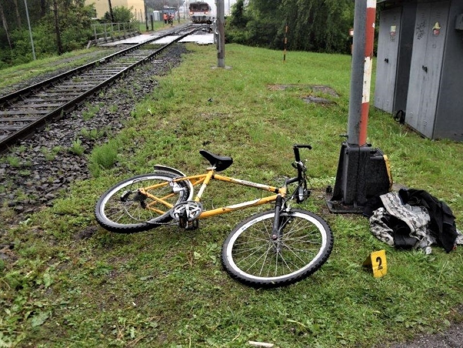 Na železničnom priecestí v Handlovej zachytil dnes ráno vlak poriadne opitého cyklistu. 