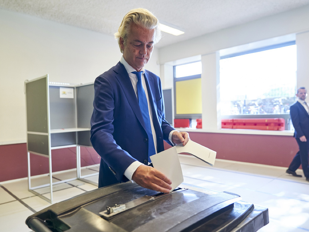  Geert Wilders vhadzuje svoj hlas do volebnej urny. 