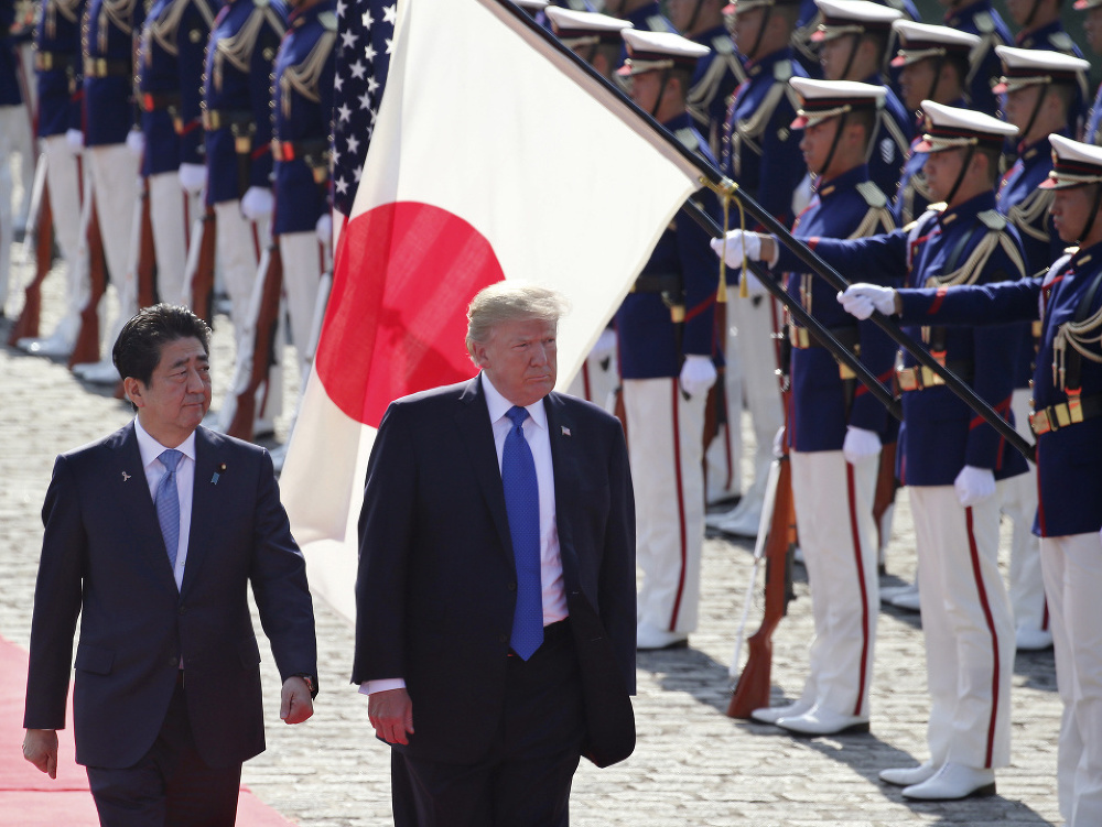 Americký prezident Donald Trump (druhý vľavo) a japonský premiér Šinzó Abe. 