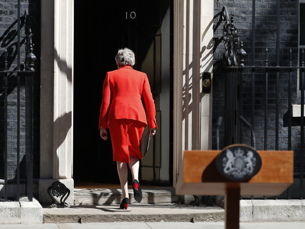 Theresa Mayová sa postu líderky konzervatívcov oficiálne vzdala 7. júna. 