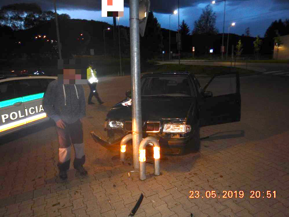 Na parkovisku pri nákupnom centre v Brezne opitý vodič nabúral do ochrany stĺpu verejného osvetlenia.