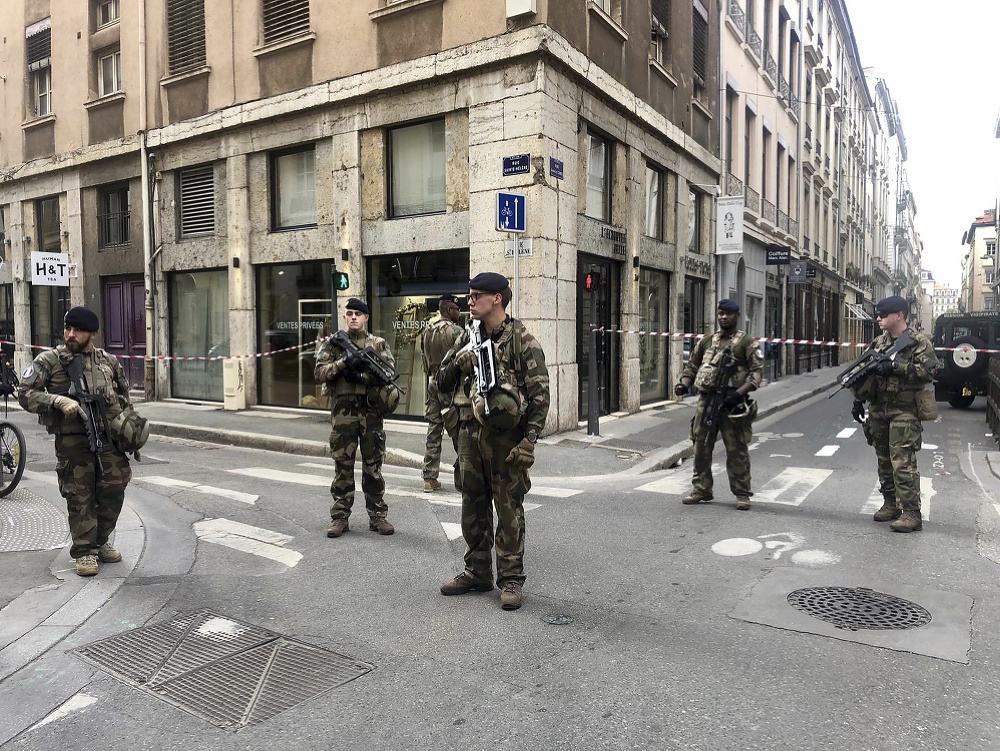 Príslušníci francúzskej antiteroristickej jednotky hliadkujú v centre Lyonu.