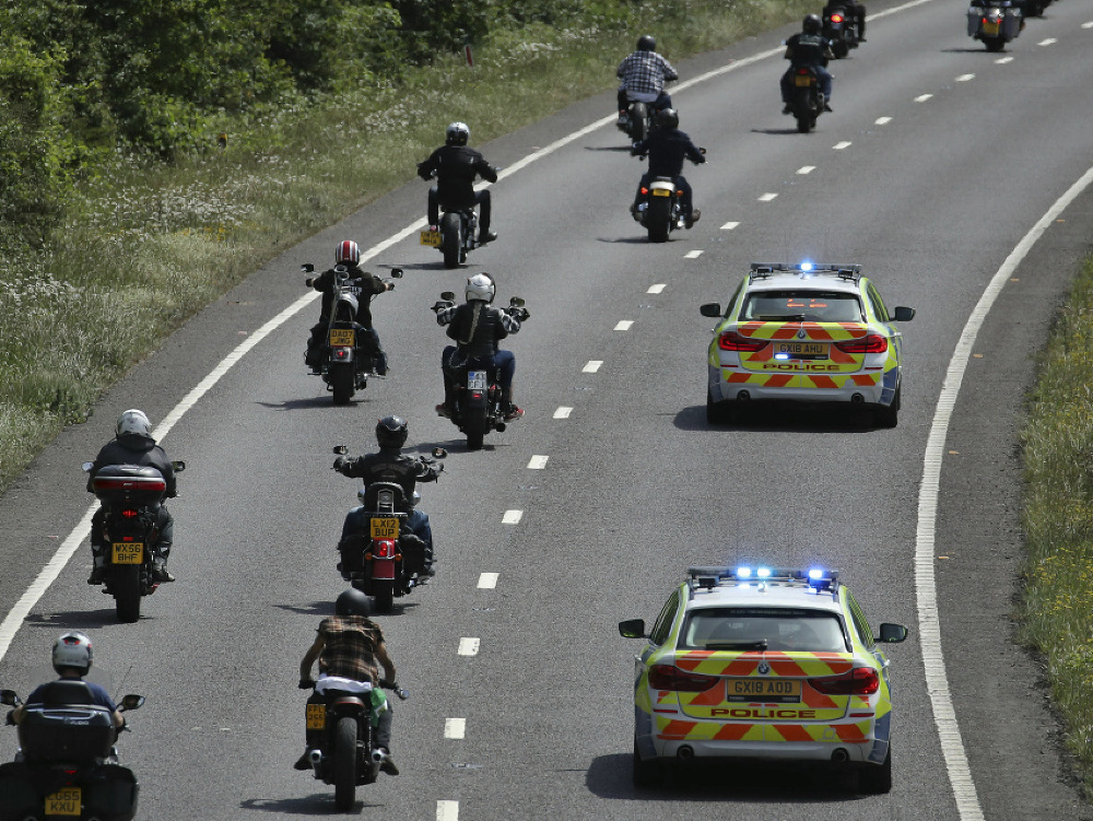 Policajti doprevádzajú členov motorkárskeho klubu Hells Angels