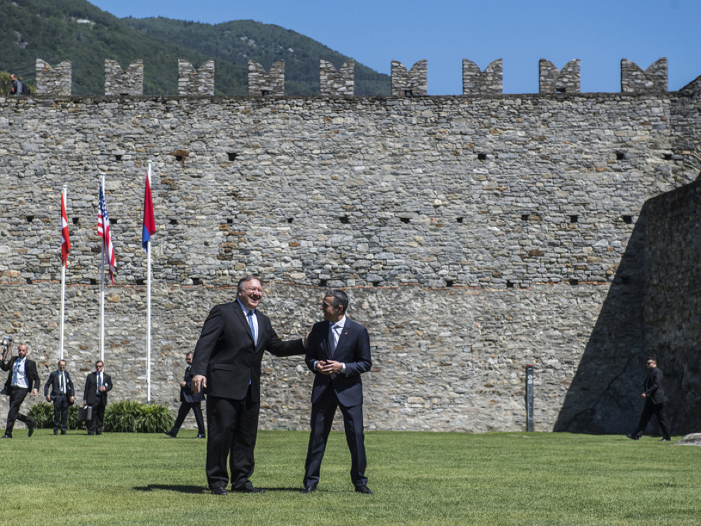 Americký minister zahraničných vecí Mike Pompeo a švajčiarsky minister zahraničných vecí Ignazio Cassis počas návštevy na hrade CastelGrande vo švajčiarskom meste Bellinzona