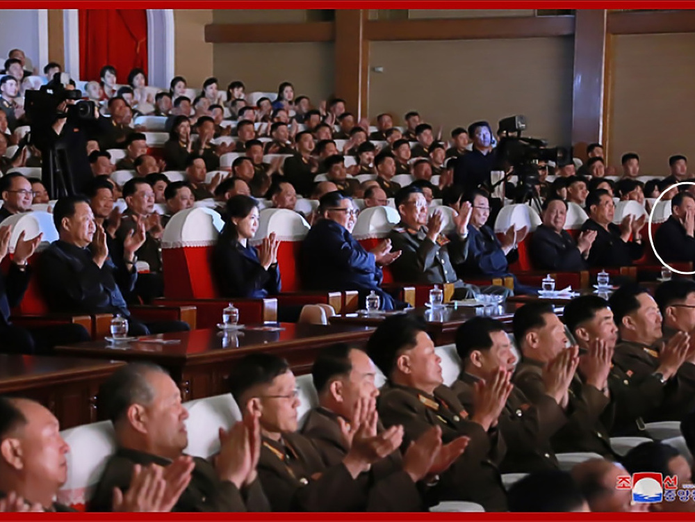 Vodca KĽDR Kim Čong-un (druhý rad štvrtý zľava) a vysokopostavený severokórejský predstaviteľ Kim Jong-čchol (v krúžku) 