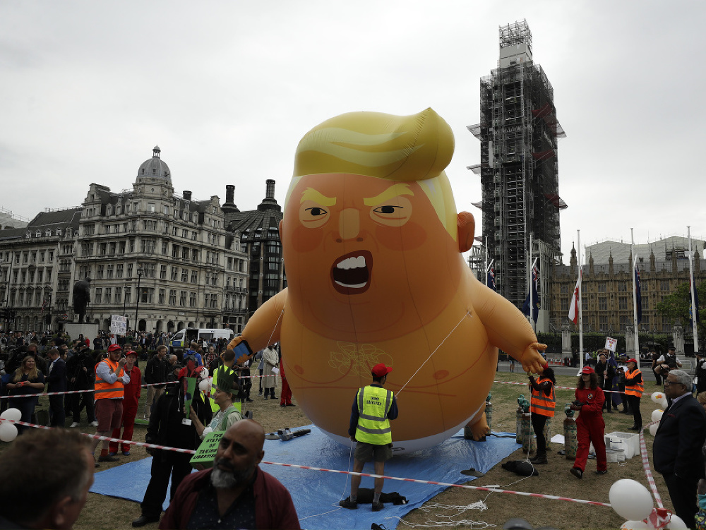 Demonštranti opäť vypustili balón zosmiešňujúci Trumpa
