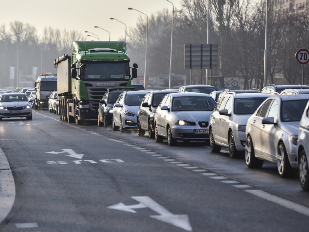 Na snímke dopravná kolóna na Dolnozemskej ceste v Petržalke