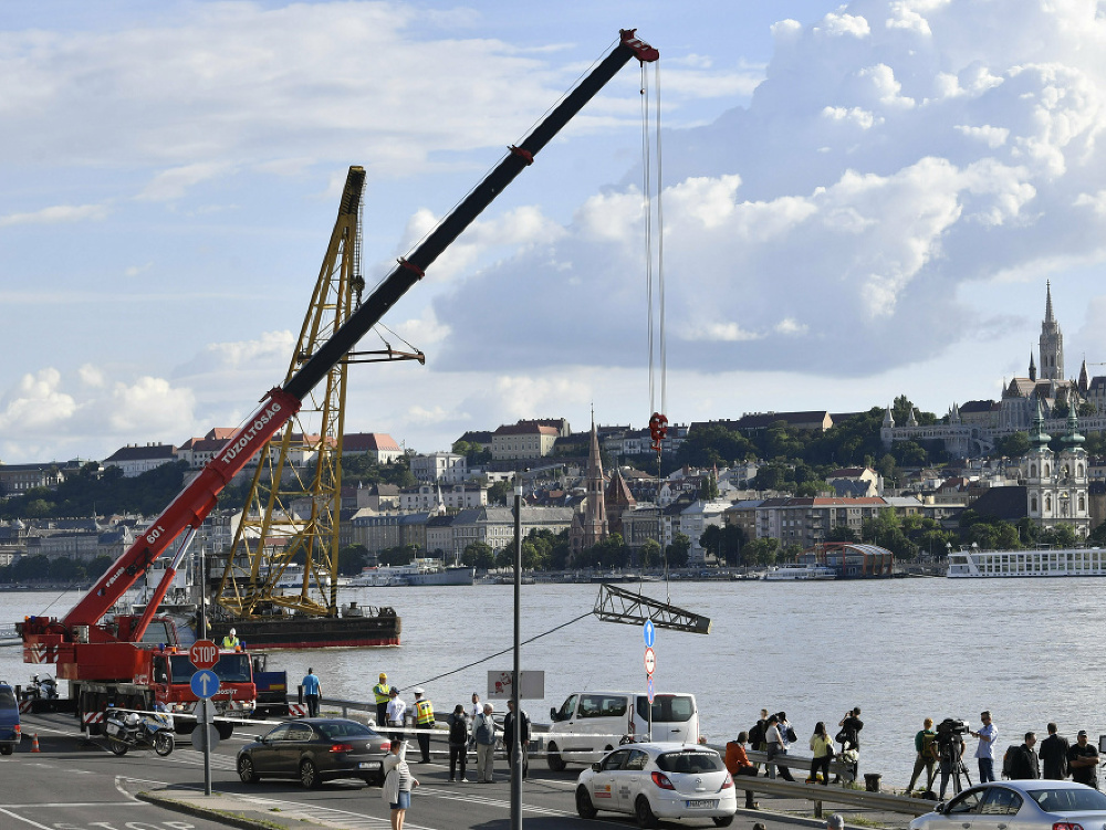 Na snímke žeriav počas záchrannej operácie na mieste potopenia výletnej lode pri Margitinom moste na brehu Dunaja
