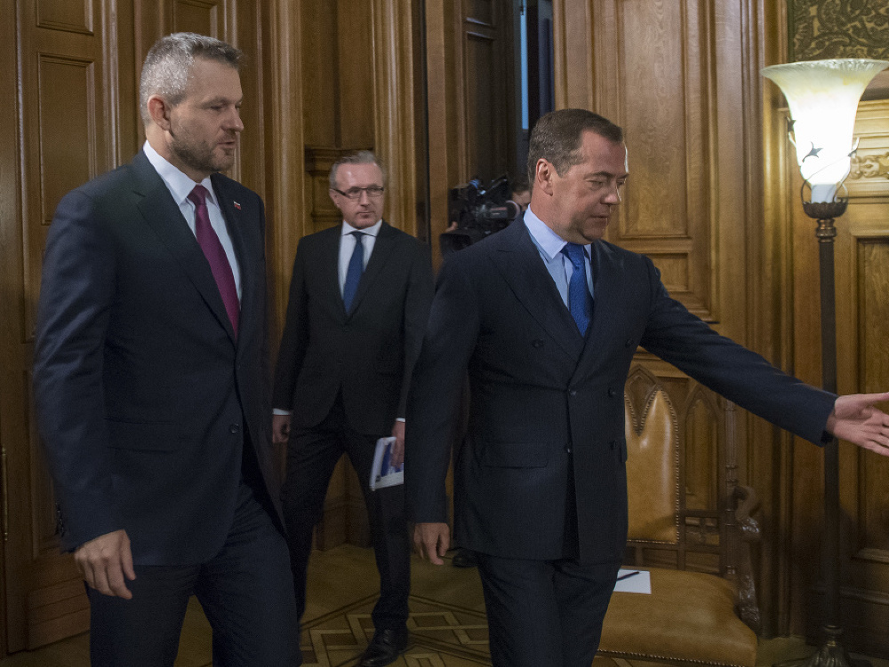 Premiér Peter Pellegrini sa stretol s ruským partnerom Dmitrijom Medvedevom