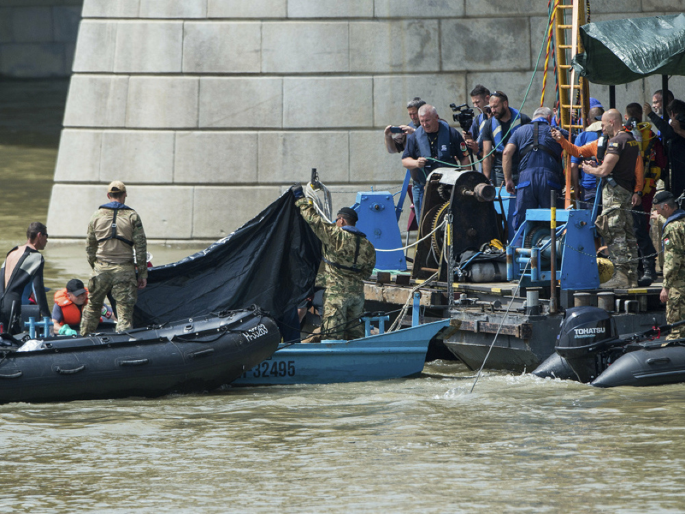 Záchranári pátrajú po obetiach potopenej lode na Dunaji