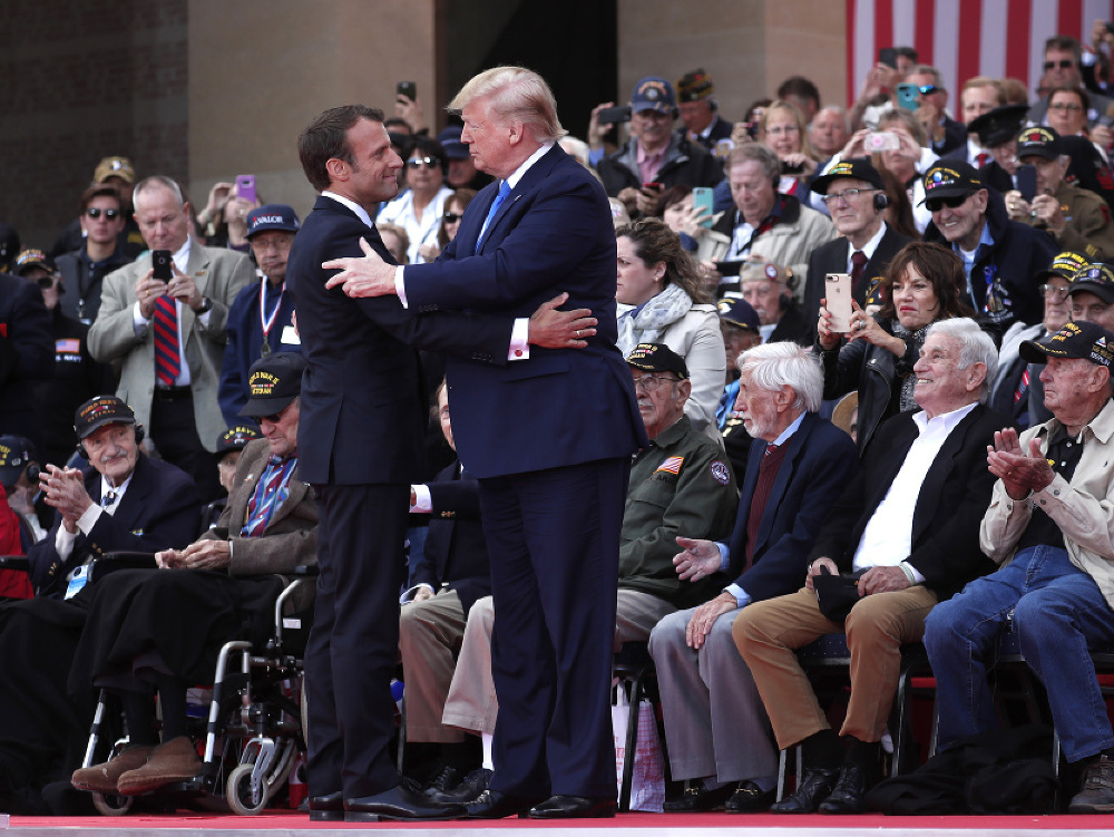  Donald Trump (vpravo) a Emmanuel Macron na spomienkovej ceremónii pri príležitosti 75. výročia vylodenia spojencov v Normandii. 