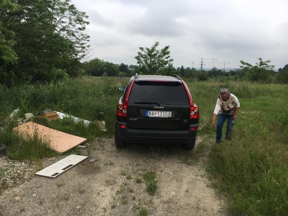 Muž a žena vyhadzovali odpad do prírody v bratislavskej Dúbravke. 
