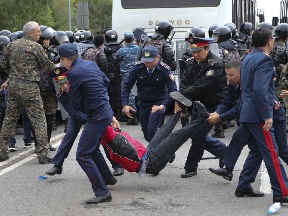 Na snímke kazašskí policajti zatýkajú demonštranta počas protestov meste Nursultan 
