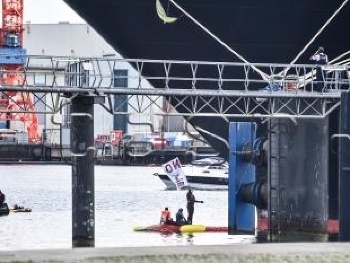 Aktivisti za ochranu klímy blokovali na protest vyplávanie výletnej lode.