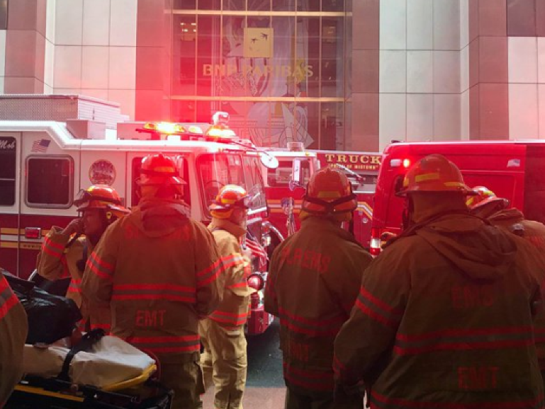 V centre New Yorku sa zrútil vrtuľník