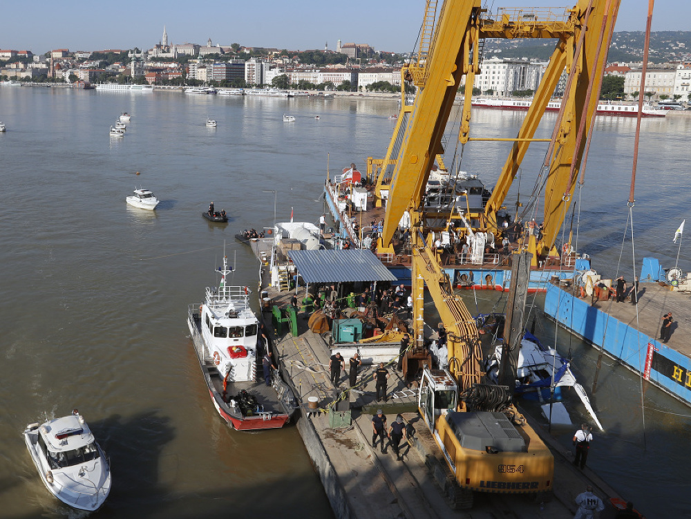 Vrak potopenej výletnej lode Hableány pri Margitinom moste na rieke Dunaj v Budapešti bol 11. júna 2019 vytiahnutý.