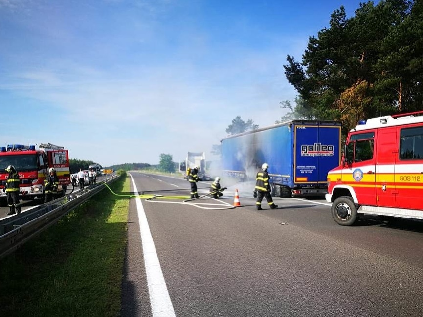 Na diaľnici D2 v smere do Bratislavy je odstavený kamión po požiari. 