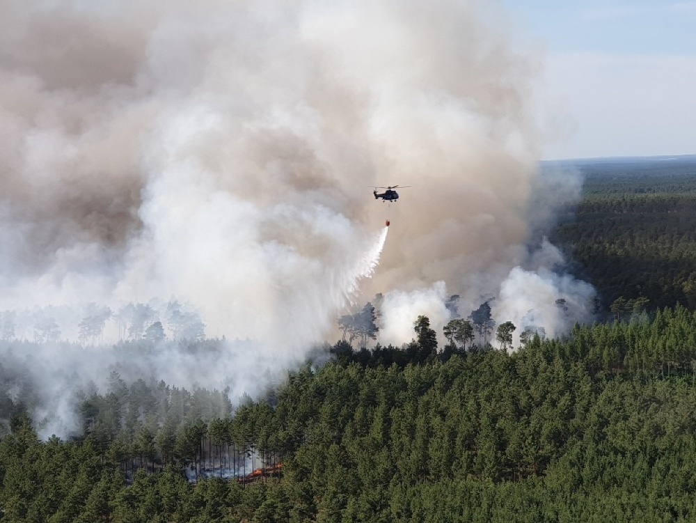 Policajná helikoptéra hasí lesný požiar južne od Berlína