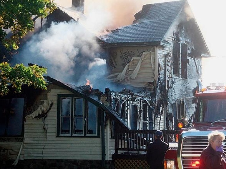 Požiar domu si vyžiadal životy štyroch detí a dvoch dospelých