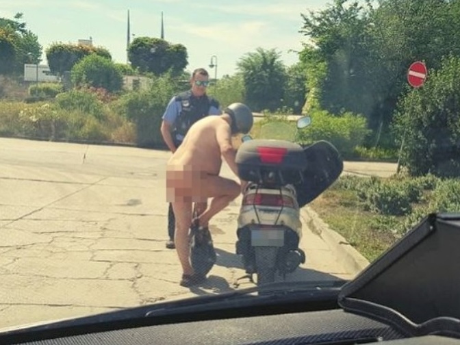 Brandenburská polícia zverejnila fotky nahého muža jazdiaceho na mopede.