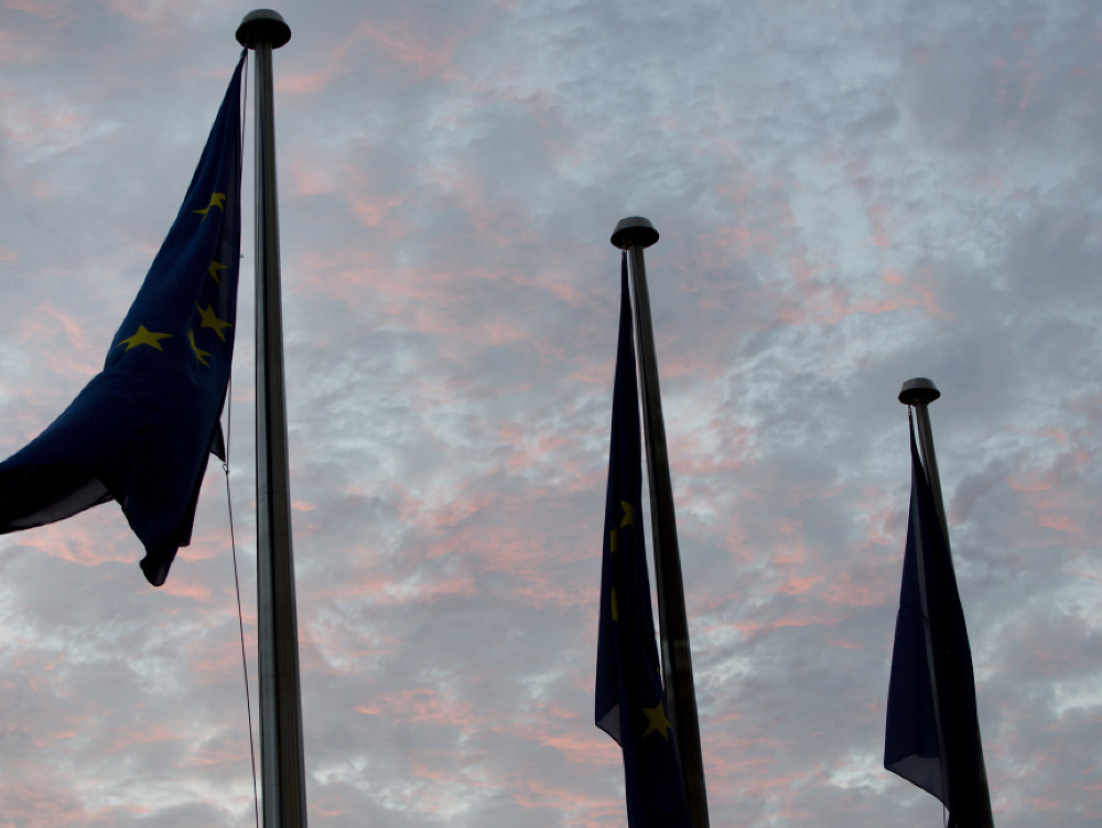 Vlajka Európskej únie sa vznáša vo vetre