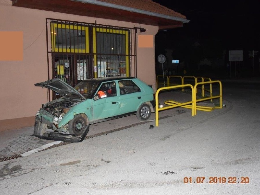 Muž prerazil s autom zábradile a narazil do budovy v katastrálnom území obce Jasov. 